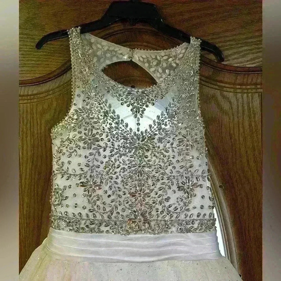 Formal dress - Picture 3 of 9